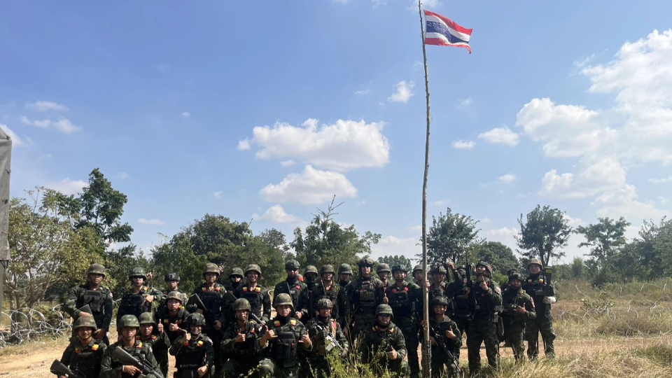 กัมพูชา ยึดคืนบ้านคลองแผง ปลดธงชาติไทย สู้รบสระแก้วยังเดือด