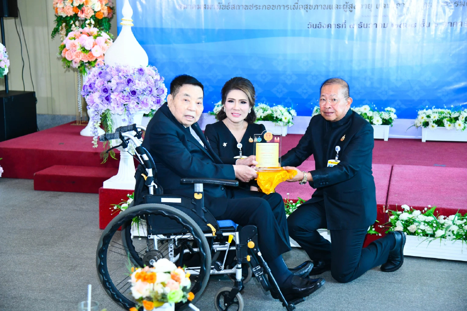 'ชวรัตน์-มีชัย-บวรศักดิ์-สีหศักดิ์' รับรางวัลพ่อดีเด่น ปี68