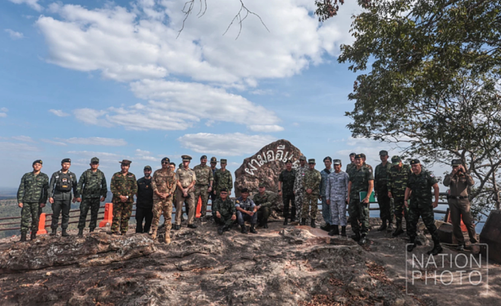 ผช.ทูตทหาร 10 ประเทศ ลงพื้นที่ผามออีแดง เยี่ยมบ้านถูกระเบิด