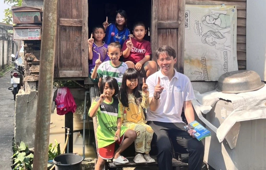 ‘เกม พงศ์พล’ เบอร์ 1 เขต 7 ปชป. ขี่ซาเล้งบุกวัดสร้อยทอง-ชุมชนสีน้ำเงิน