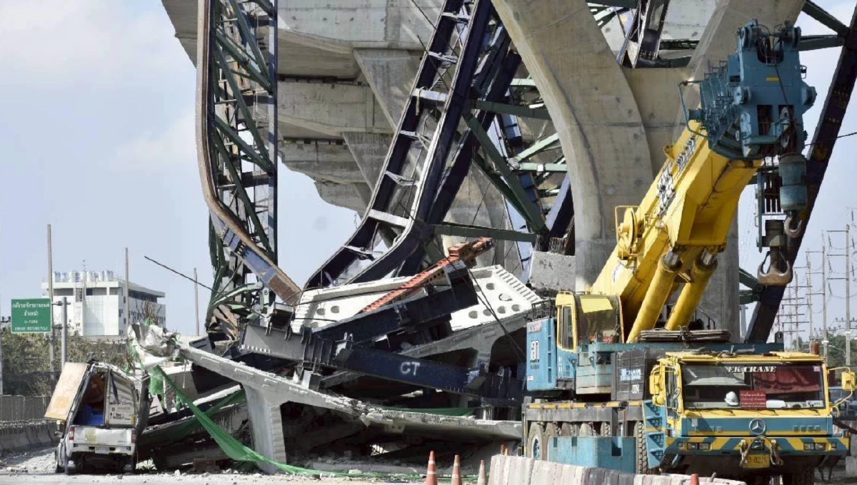 สั่งหยุด M82! เหล็กหล่นทับรถพระราม 2 ปิดจราจร เร่งกู้ซากโครงสร้าง