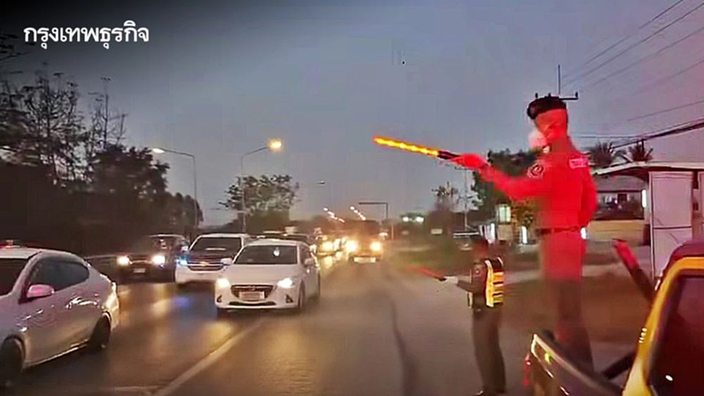 รถแน่น! แห่กลับ กทม. หลังฉลองปีใหม่ M6 กม.155 ปริมาณรถมาก - สายเอเชียรถชะลอตัว