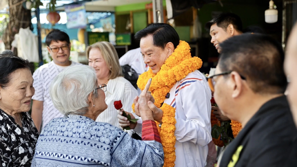 ‘พีระพันธุ์’ นำผู้สมัคร‘รทสช.’ หาเสียง ขอคะแนนคนแฟลตดินแดง