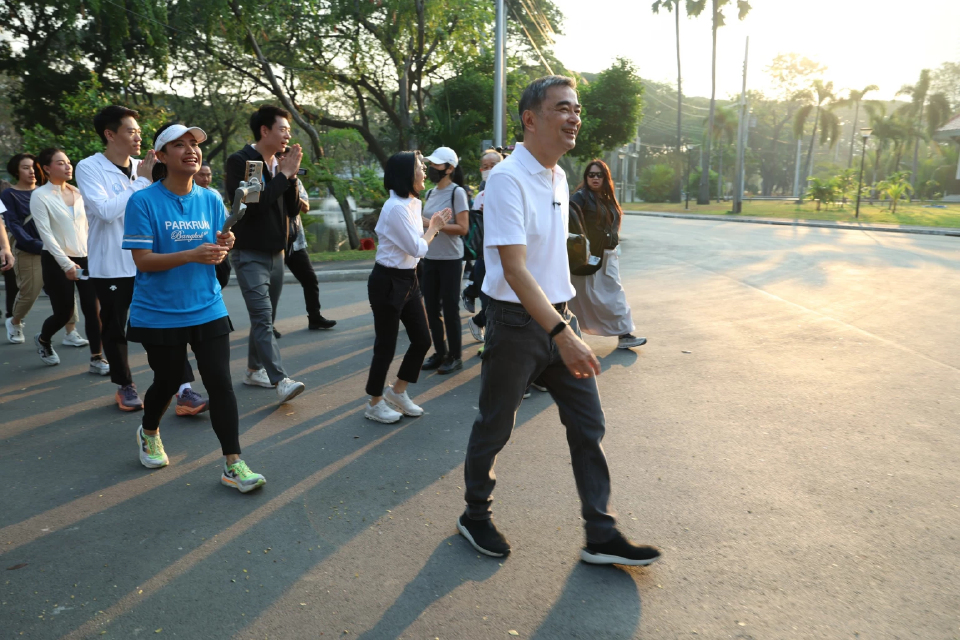 'อภิสิทธิ์' เดินสวนลุมพินี ประกาศวิสัยทัศน์ปราบฝุ่นพิษ