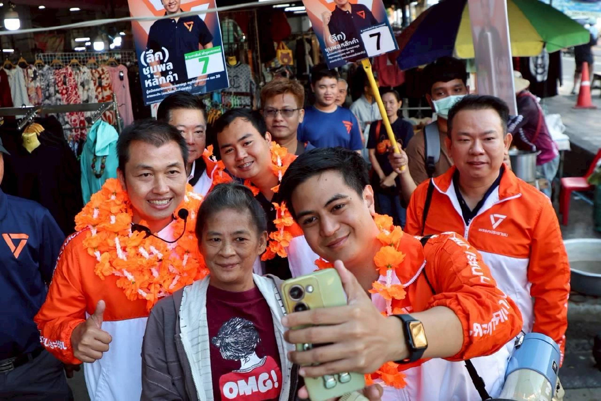 'พริษฐ์' เดินตลาดเช้าลาดกระบัง ช่วยหาเสียง 'ชุมพล หลักคำ' หวังปักธงส้มให้สำเร็จ