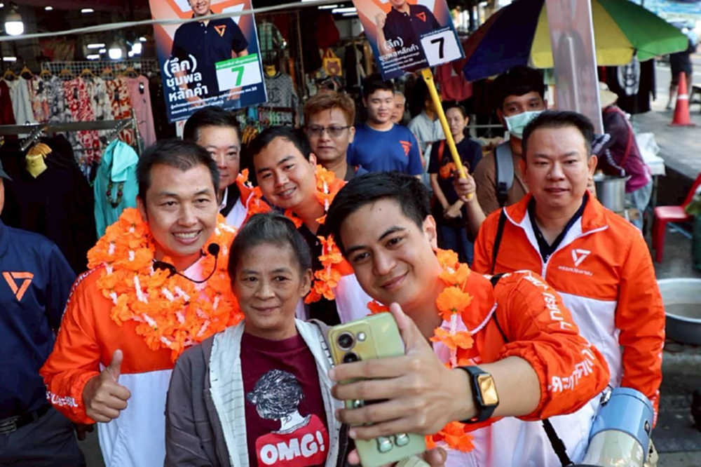 'พริษฐ์' เดินตลาดเช้าลาดกระบัง ช่วยหาเสียง 'ชุมพล หลักคำ' หวังปักธงส้มให้สำเร็จ