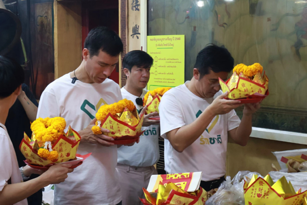 'เจษฎ์-ชัยวุฒิ' สักการะพระเจ้าตากสิน ชี้ ชาวบ้านสะท้อน รถไฟฟ้า  20 บาท ขายฝัน