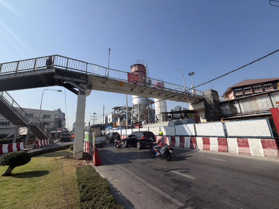 เช็กแล้ว! สะพานลอยศึกษานารีปลอดภัย ใช้งานปกติ หลังรถเฮี๊ยบชน