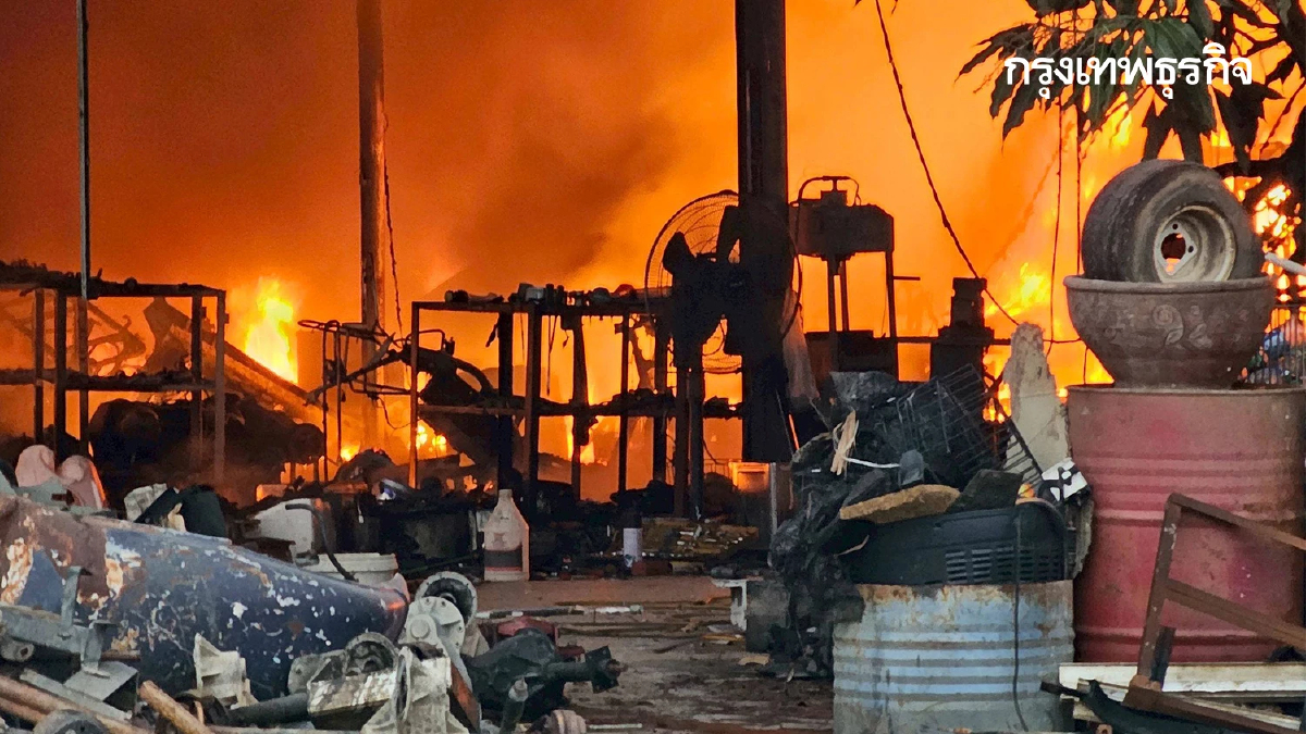 ด่วน! ระเบิดสนั่นนครปฐม ไฟไหม้ใหญ่ ใกล้ปั๊ม แบตโซล่าเซลล์บึ้ม