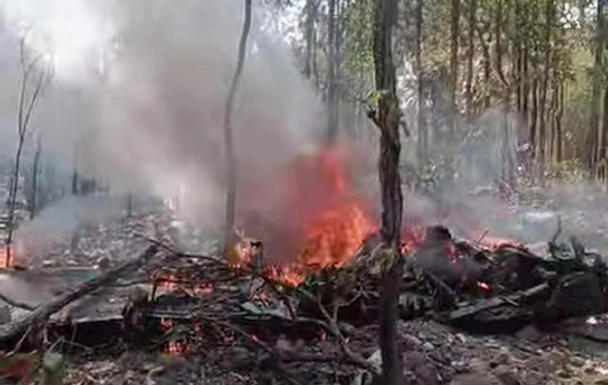 เปิดภาพ เครื่องบิน AT-6 ตก กู้ภัย เผย ไฟลุกไหม้ทั้งลำ ร่างนักบินติดกับตัวเครื่อง