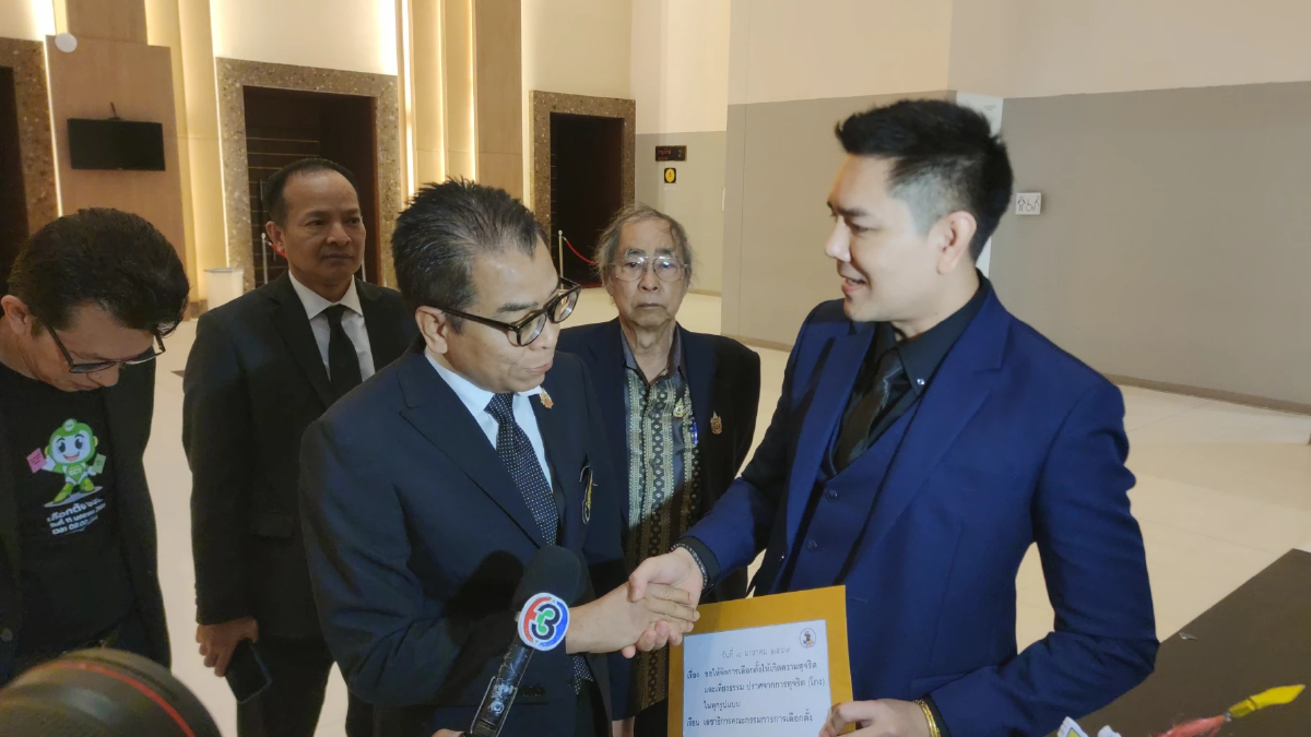 'ทนายอั๋น' มอบกล่อง 'หอกหัก' ให้เลขา กกต. จี้จัดเลือกตั้งยุติธรรม