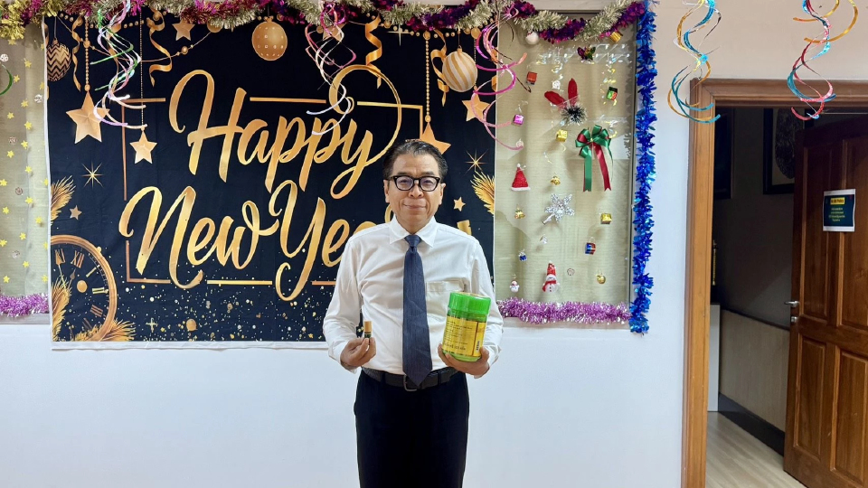 เลขา กกต.โชว์ 'ยาดมยักษ์' รับศึกเลือกตั้ง บอกดมได้ถึง 8 ก.พ.