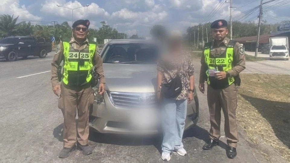 วางหมวกตำรวจไว้หน้ารถ ใช้เป็นใบเบิกทางด่านตรวจ โดนจับรถเถื่อน