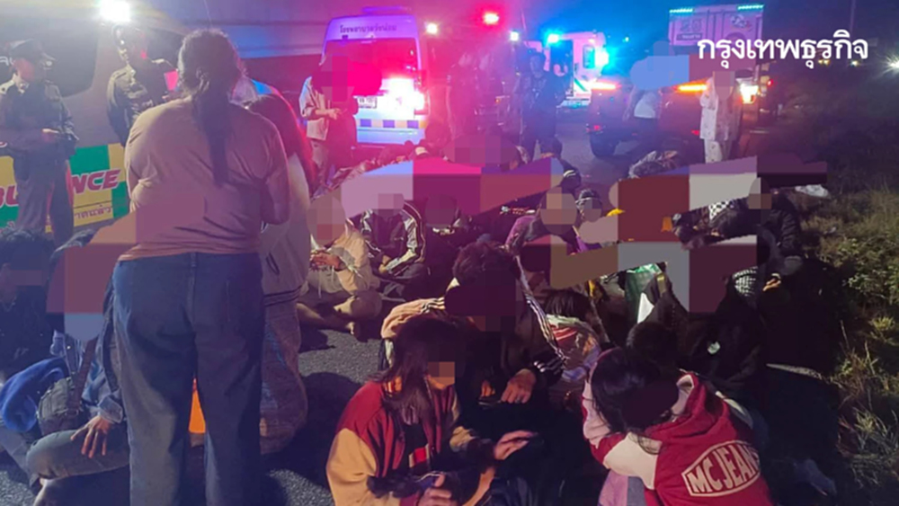 55 คนระทึก อุบัติเหตุหมู่ รถบัสพลิกคว่ำวังน้อย เข้า กทม. เจ็บอื้อ