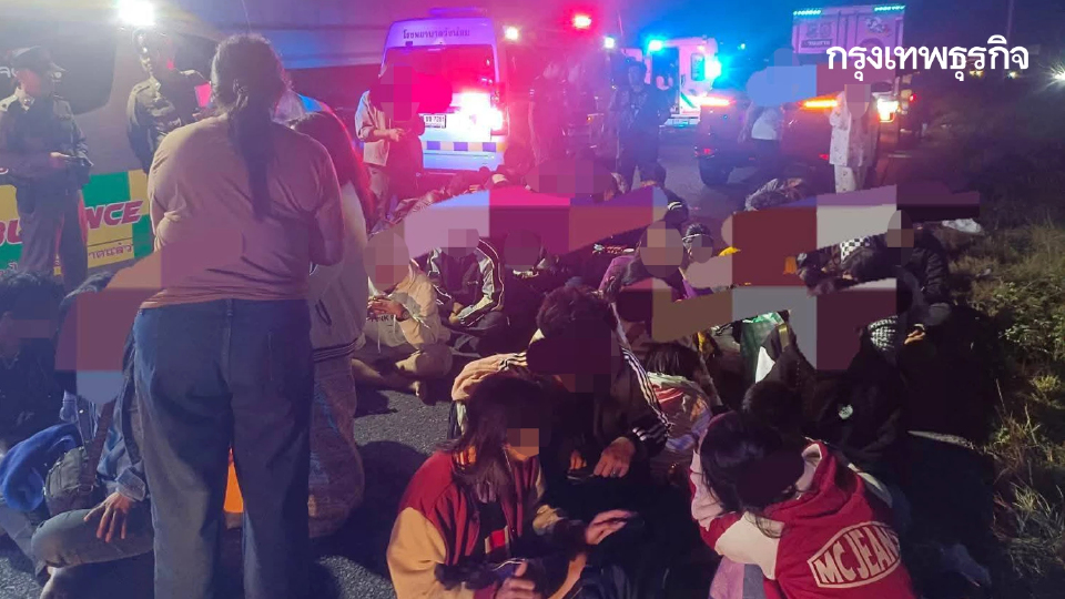 55 คนระทึก อุบัติเหตุหมู่ รถบัสพลิกคว่ำวังน้อย เข้า กทม. เจ็บอื้อ