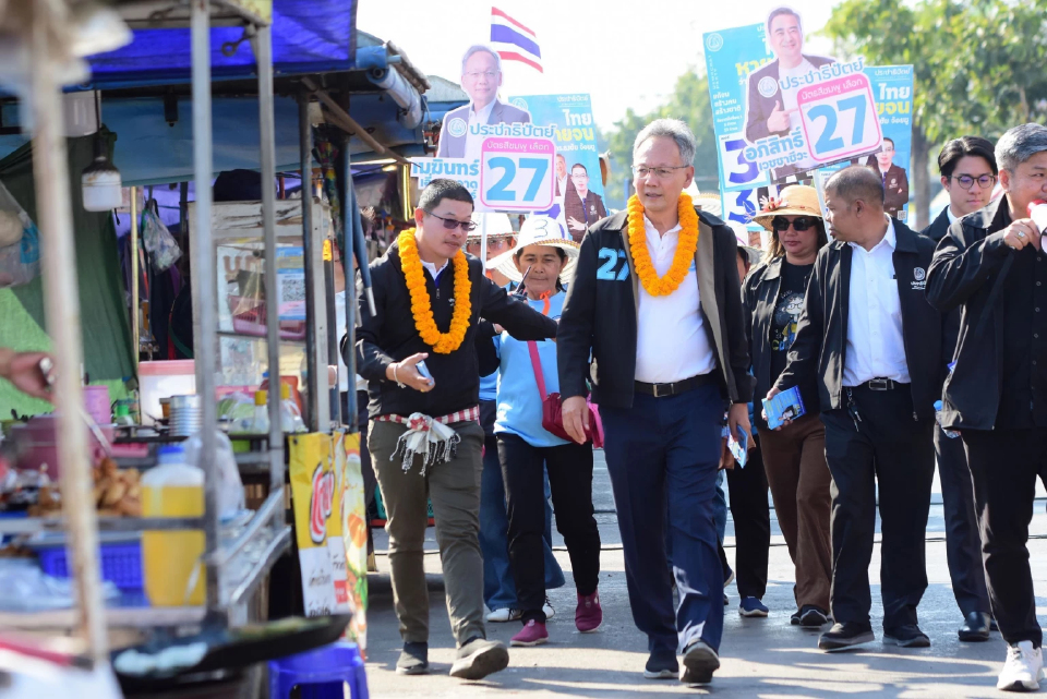 ปชป.ลุยชัยนาท! “เมฆินทร์” หนุนว่าที่ ดร.ธงชัย ขึ้นสามล้อพบประชาชน