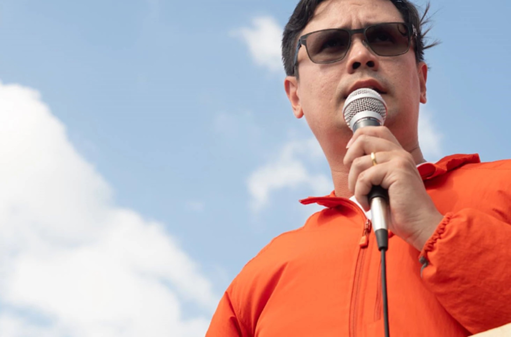 'โรม' กังขาจับ 'เฉิน จื้อ' ไฉนปล่อย 'เบน สมิธ' ลอยนวล หรือมีใครขอมา