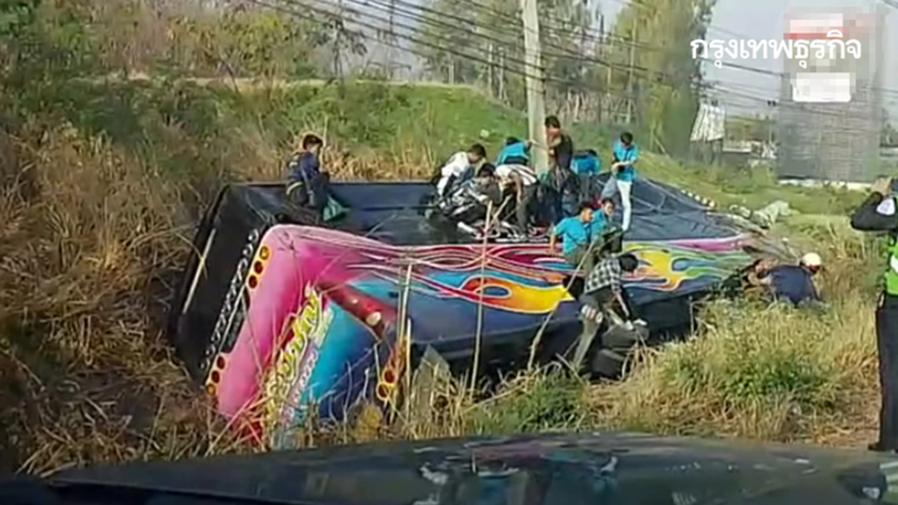 ด่วน รถบัสรับ-ส่งพนักงาน พลิกคว่ำ ถ.331 มุ่งหน้าแหลมฉบัง เจ็บอื้อ