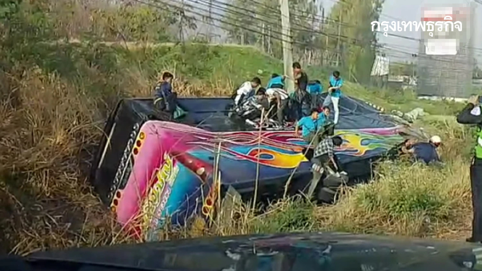 ด่วน รถบัสรับ-ส่งพนักงาน พลิกคว่ำ ถ.331 มุ่งหน้าแหลมฉบัง เจ็บอื้อ