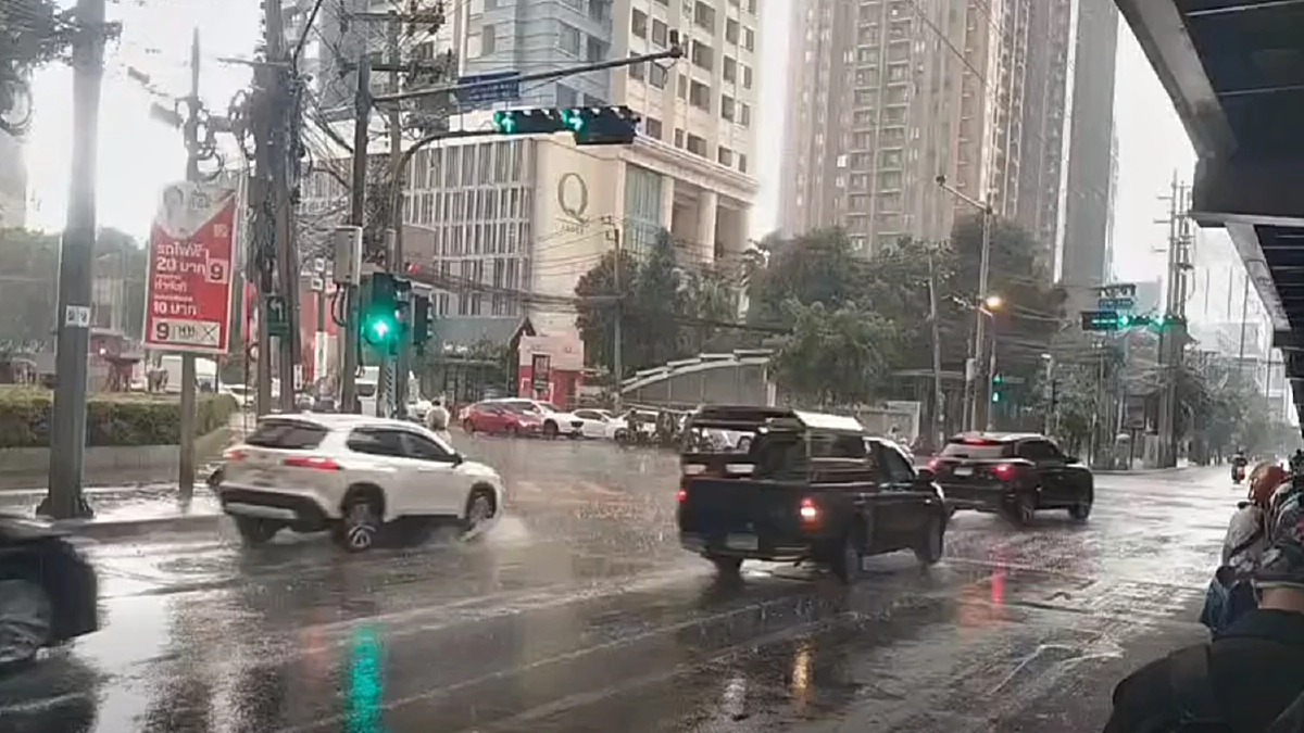 ฝนตกลดฝุ่น! ฝนถล่มกรุง ตกหนักบางแห่ง เขตวัฒนา ห้วยขวาง วังทองหลาง สวนหลวง