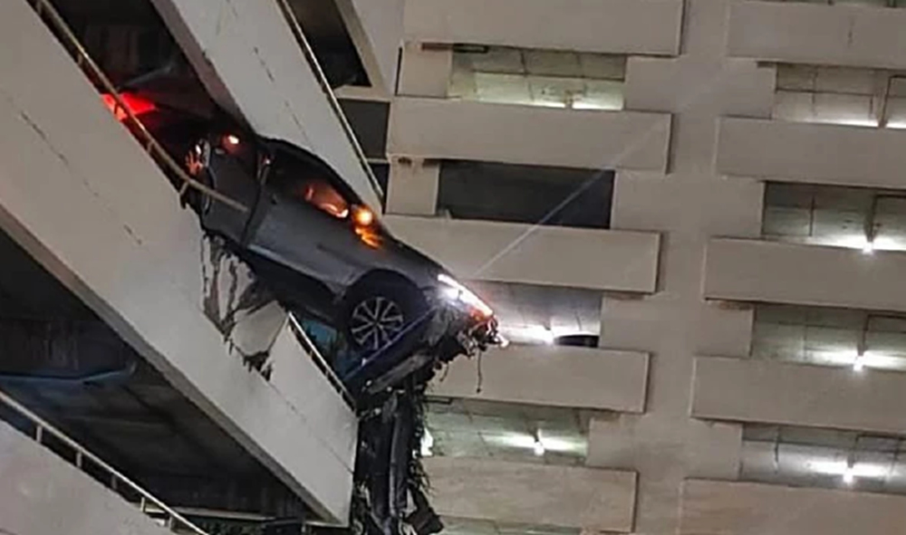 ระทึก! รถพุ่งทะลุกำแพง ลานจอดรถพระราม 4 ค้างกลางอากาศ หวิดตกตึก