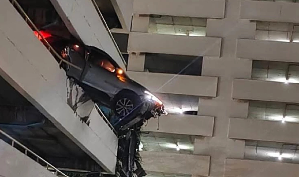 ระทึก! รถพุ่งทะลุกำแพง ลานจอดรถพระราม 4 ค้างกลางอากาศ หวิดตกตึก