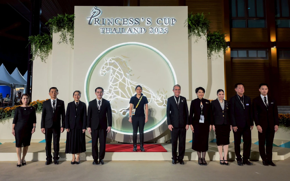 สมเด็จพระเจ้าลูกเธอ เจ้าฟ้าสิริวัณณวรี นารีรัตนราชกัญญา พระราชทานโล่ที่ระลึก ให้แก่ ไทยเบฟ