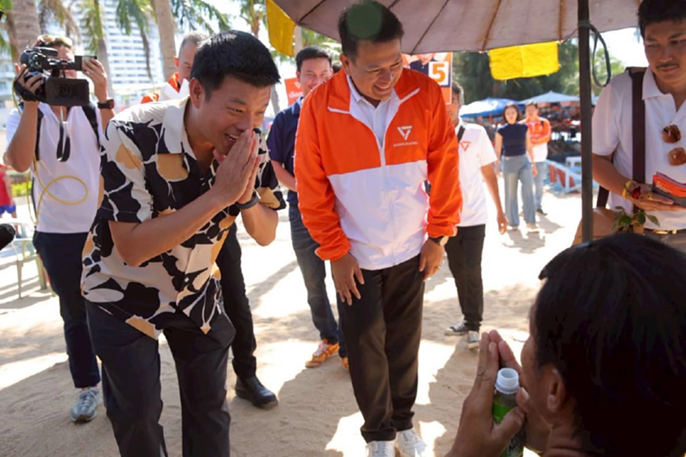 ชาวบ้านรุดถาม 'เท้ง' อธิบายยิบ ปมสถาบันฯ ลั่นไม่มีนโยบาย 112 แล้ว