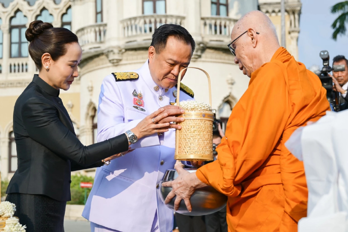 'อนุทิน' นำ ครม.ทำบุญตักบาตรสตมวาร ถวายพระราชกุศล 'พระพันปีหลวง'