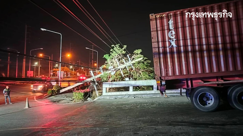 ด่วน! รถพ่วงเกี่ยวสายไฟ เสาไฟล้ม 70 ต้น สมุทรปราการ ไฟดับวงกว้าง