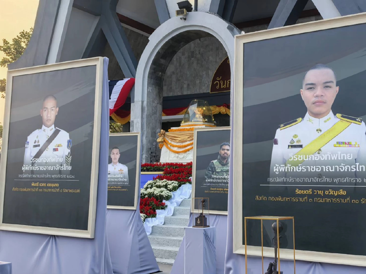 วันกองทัพไทย 'ผบ.เหล่าทัพ' วางพวงมาสักการะเหล่านักรบ จารึกชื่อ42ทหารกล้า