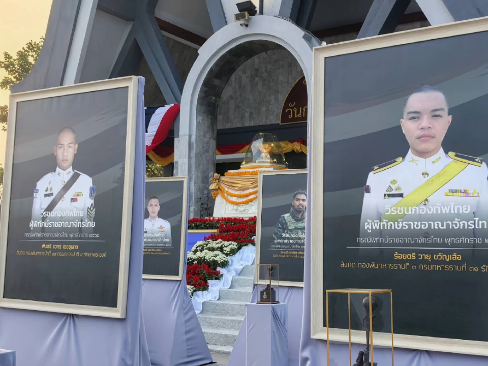 วันกองทัพไทย 'ผบ.เหล่าทัพ' วางพวงมาสักการะเหล่านักรบ จารึกชื่อ42ทหารกล้า