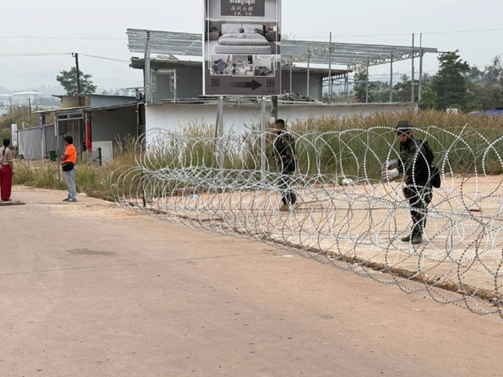 ฉก.นย.ตราด ตะเพิด ชาวจีน รื้อรั้วลวดหนามบ้านท่าเส้นพลการ  ออกนอกพื้นที่