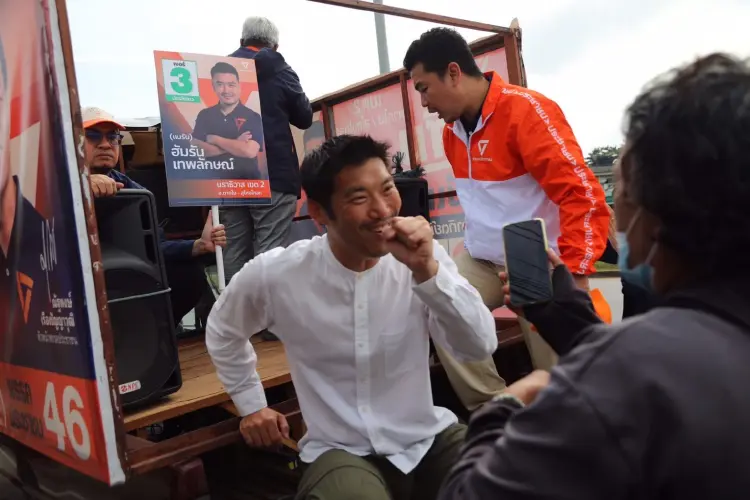 'ธนาธร' โชว์ผลงานคุ้ยปมทุจริต ขอคนนราธิวาสเชื่อมือ กา ปชน. 2 ใบ