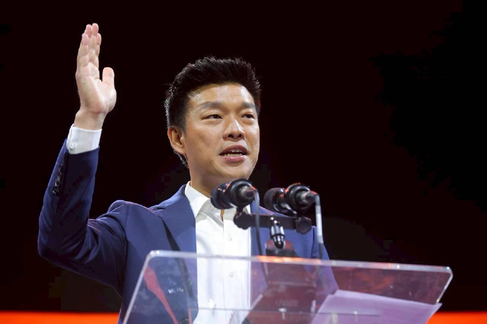 'เท้ง' ถามได้กลิ่นความเจริญหรือไม่ หลังเปิดตัว ทีมบริหาร ปชน.