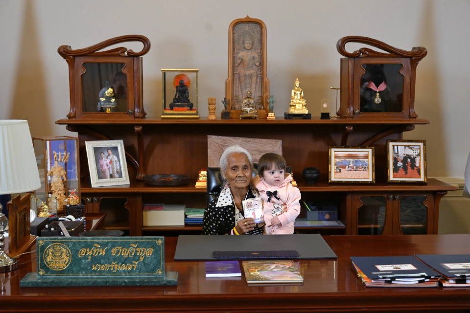 'น้องชมพู่' ประเดิมนั่งเก้าอี้นายกฯคนแรก 'คุณย่า' เผยดีใจมาก