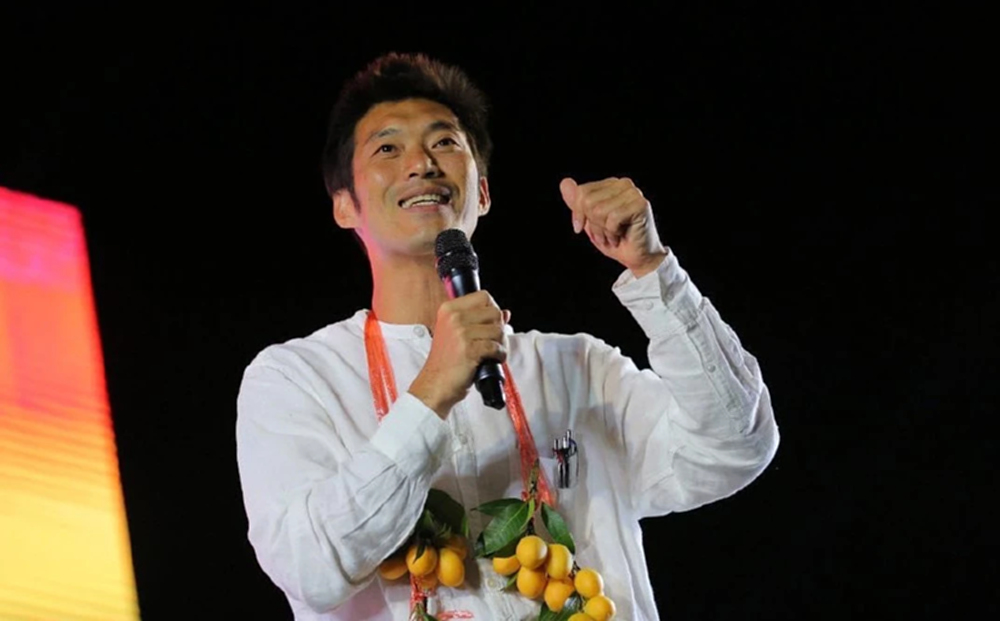 'ธนาธร' บุกถิ่น 'ครูใหญ่น้ำเงิน' ย้ำกา ปชน.ได้ 'เท้ง' ไม่ใช่ 'หนู'