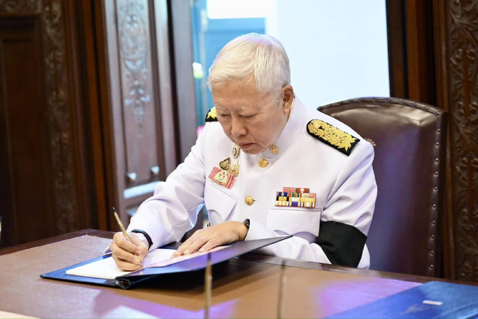 'นายกฯ' มอบ 'บวรศักดิ์ 'ลงนามถวายพระพร 'ในหลวง-พระราชินี'วันขึ้นปีใหม่