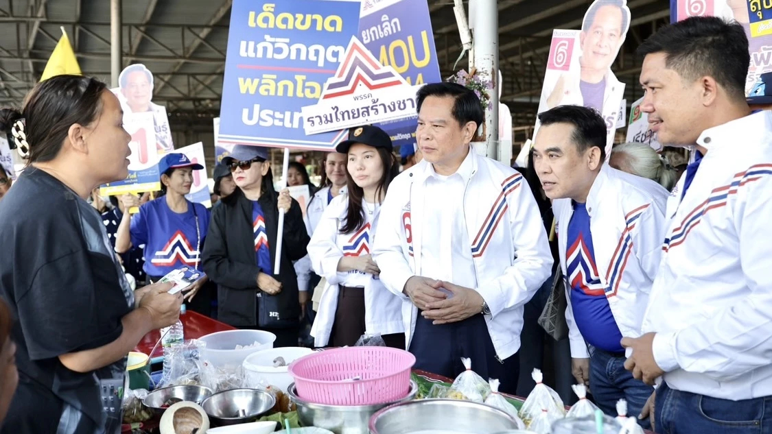‘พีระพันธุ์’ นำหาเสียงเมืองนนท์ ชาวบ้านไม่ให้แก้ ‘ม.112’