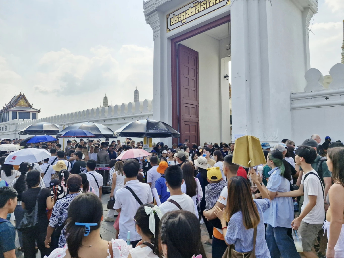 เพิ่มรอบจัดเก็บขยะ ป้องกันขยะตกค้าง รองรับเที่ยวสักการะชมวัดพระแก้ว