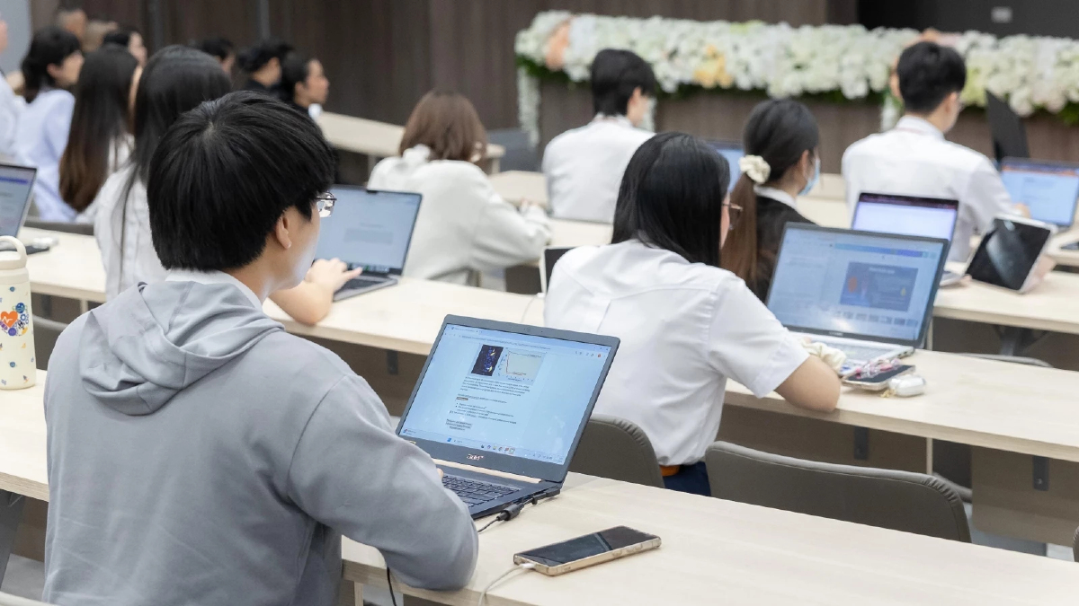 กรมพระศรีสวางควัฒนฯ ทรงบรรยายพิเศษ 'การเกิดมะเร็ง' แก่นักศึกษาแพทย์