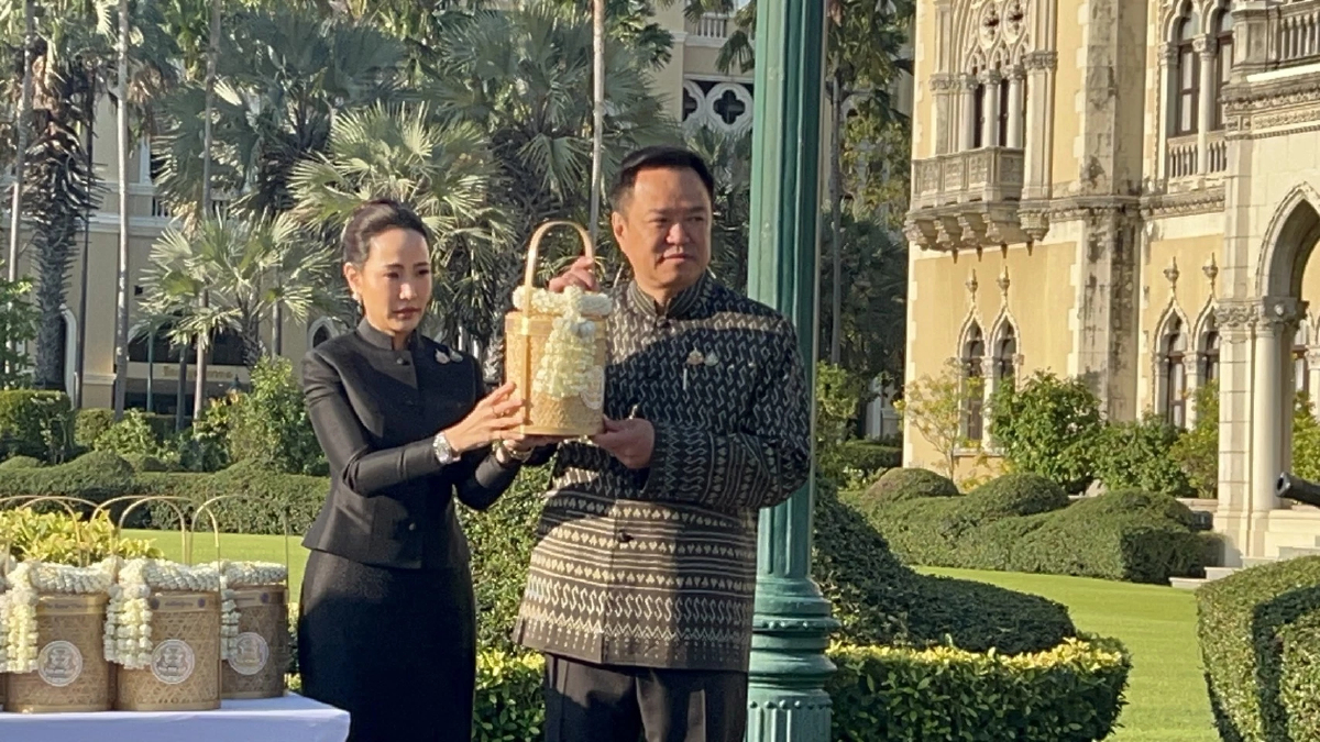 'นายกฯ - ภริยา'นำ ครม.ทำบุญปีใหม่ 69 ไหว้สิ่งศักดิ์สิทธิ์ประจำทำเนียบฯ