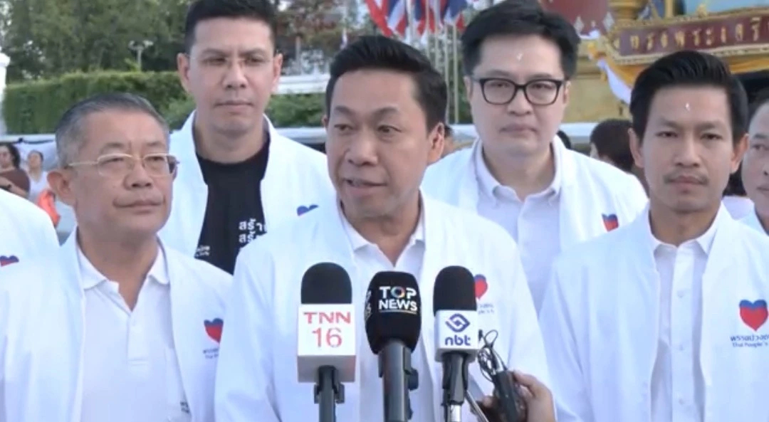 'พรรคปวงชนไทย' นำผู้สมัคร สส. ไหว้ศาลหลักเมือง ขอชัยชนะเลือกตั้ง