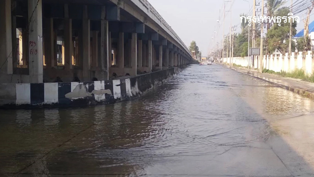 น้ำท่วมแล้ว 1 เลน น้ำทะเลหนุนสูง ถนนพระราม 2 ขาเข้า กทม. ระวังรถติด