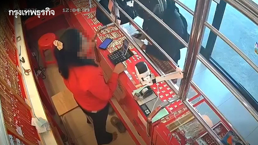 อุกอาจ! คนร้ายควงปืนบุกเดี่ยวปล้นร้านทองกลางเมืองโคราช หลังทองคำทะลุ 70,000