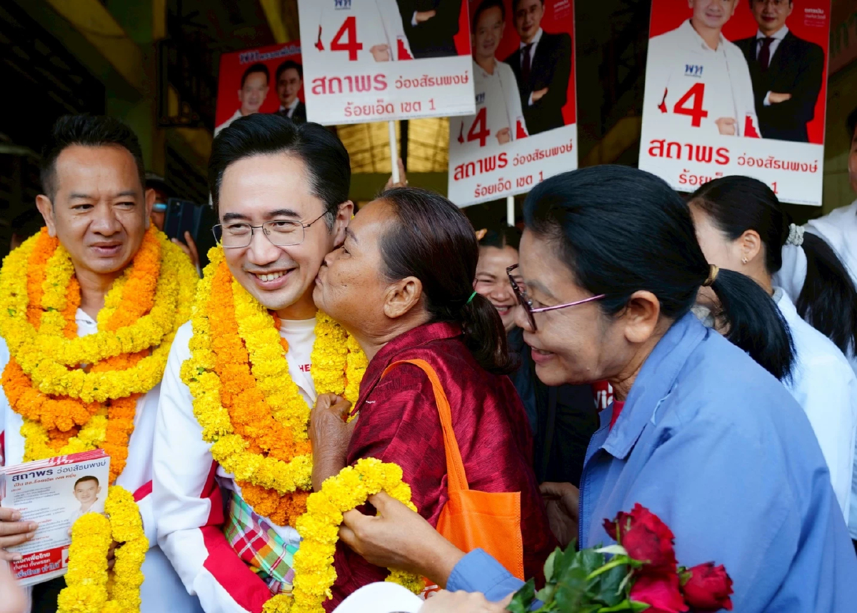 ‘ยศชนัน’ ลุยตลาดสดร้อยเอ็ดช่วย ‘สถาพร’ เจอชาวบ้านหอมแก้ม