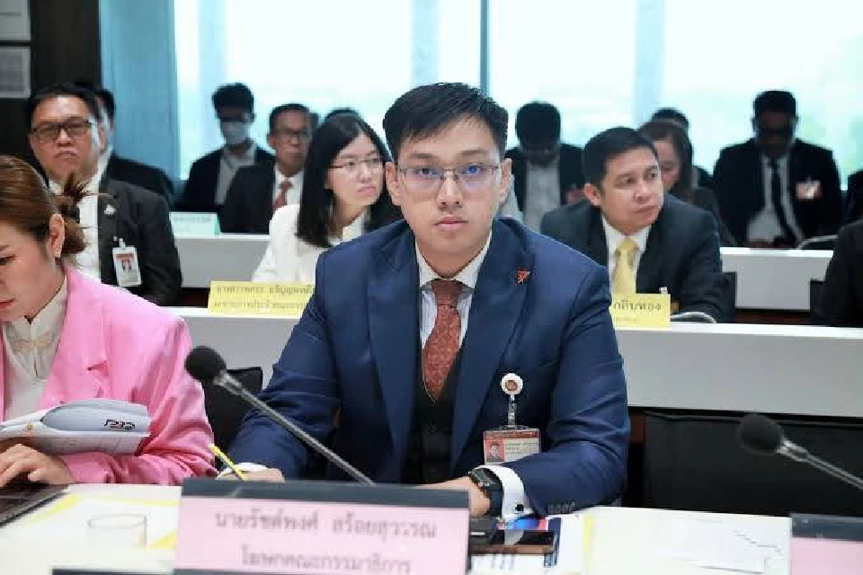 เปิดประวัติ 'รัชต์พงศ์' ผู้สมัคร สส. ปชน. พันเว็บพนันออนไลน์