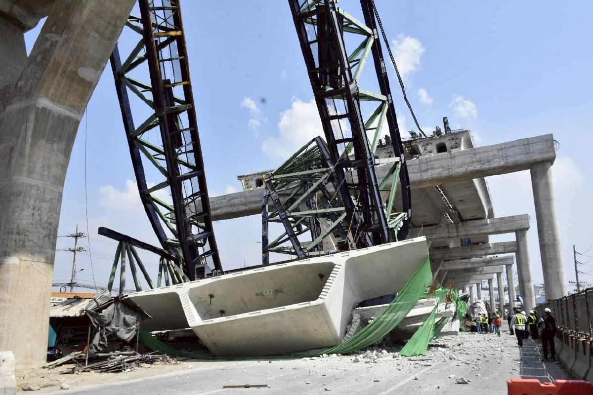 ทล.เร่งเคลียร์โครงเหล็ก M82 ร่วงบนถนนพระราม 2 ปิดจราจร 24 ชั่วโมง