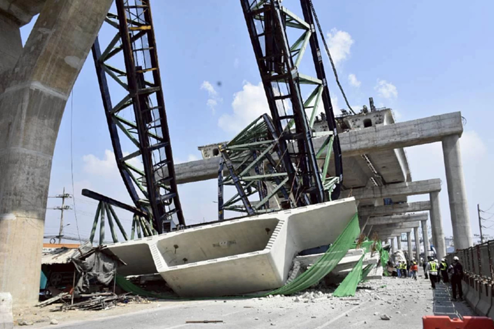 ทล.เร่งเคลียร์โครงเหล็ก M82 ร่วงบนถนนพระราม 2 ปิดจราจร 24 ชั่วโมง