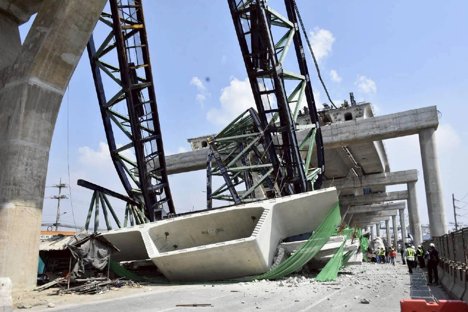 ทล.เร่งเคลียร์โครงเหล็ก M82 ร่วงบนถนนพระราม 2 ปิดจราจร 24 ชั่วโมง